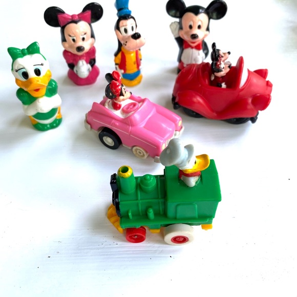 Seven vintage Disney figurines. Minnie Mickey daisy and Goofy - Picture 2 of 11